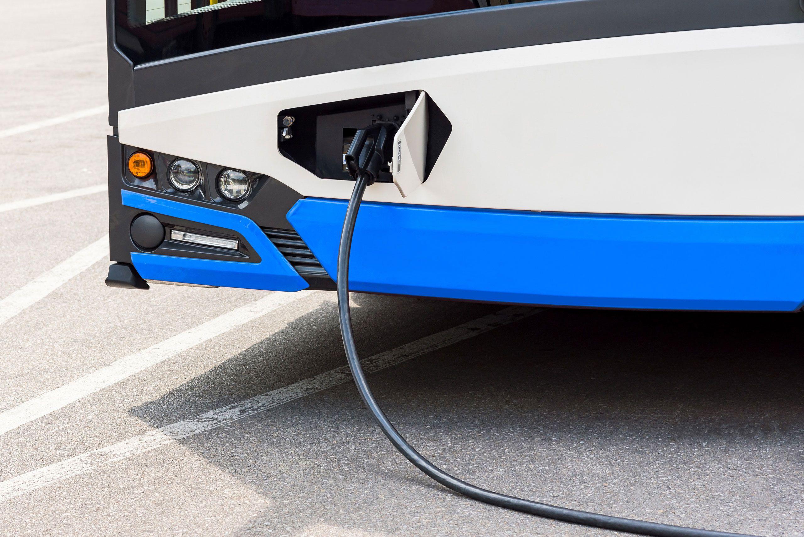 E-Bus lädt