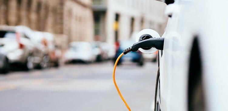 E-Auto lädt öffentlich am Straßenrand