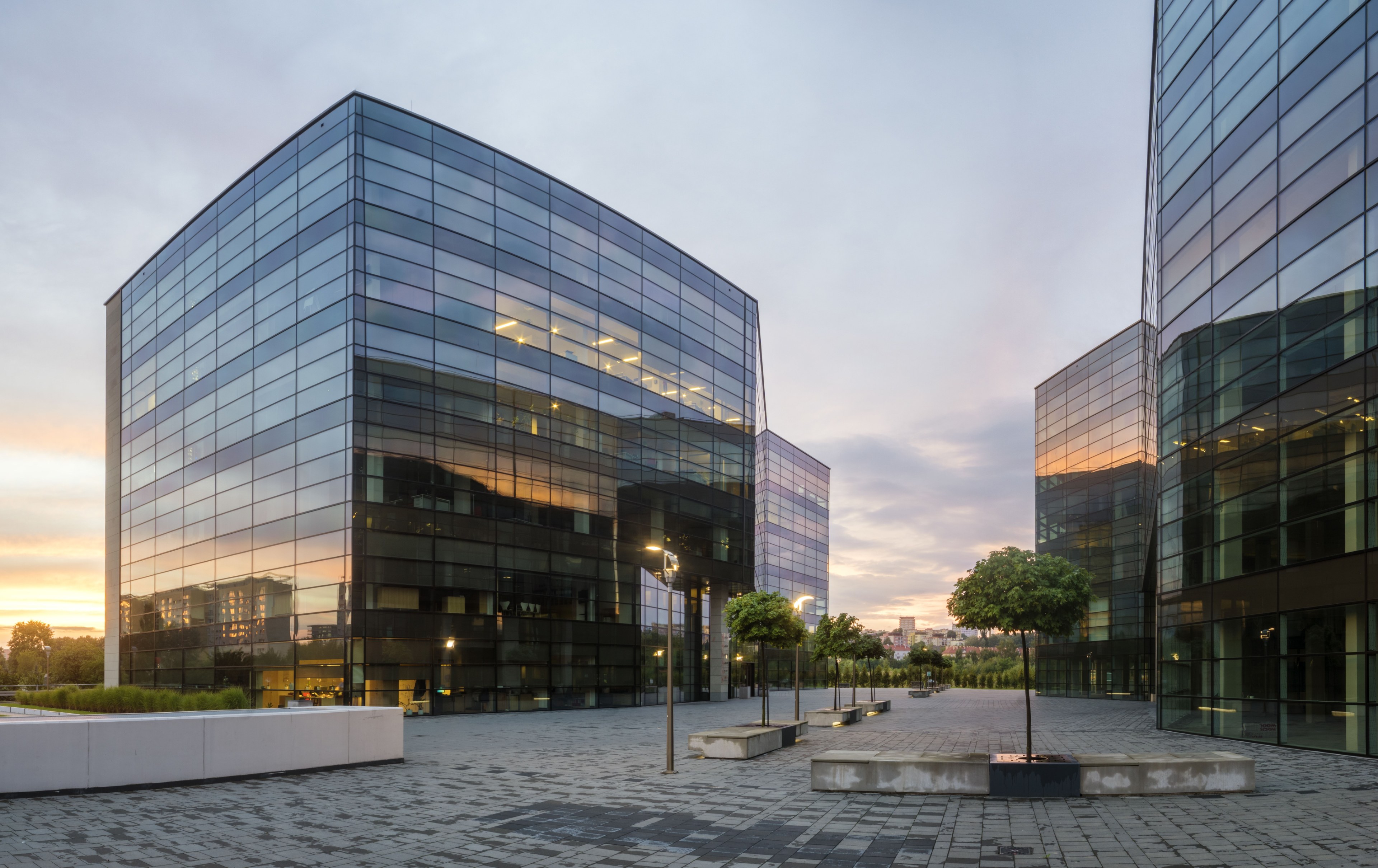 Bürogebäude bei Sonnenuntergang