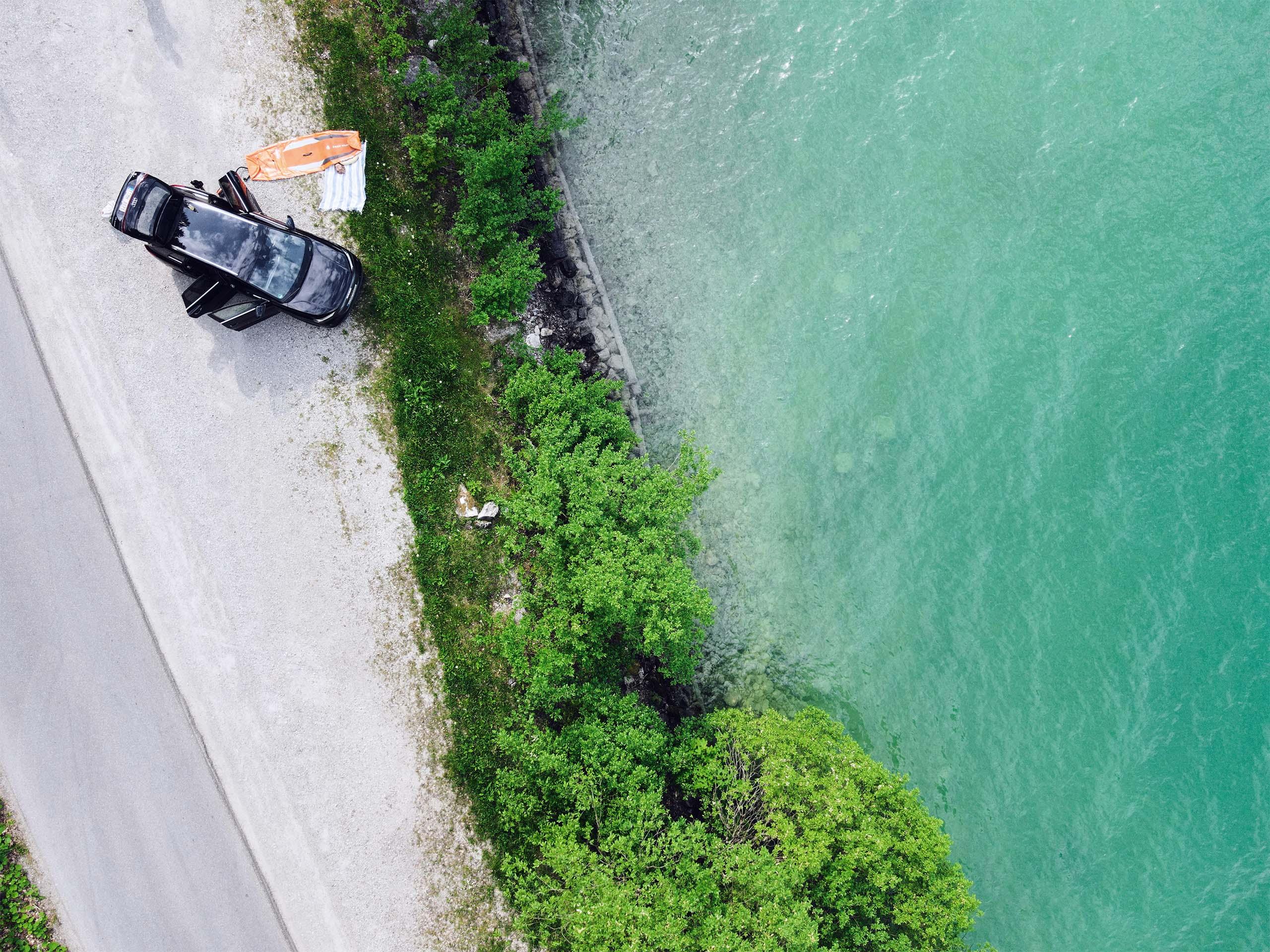 Elektroauto parkt am See