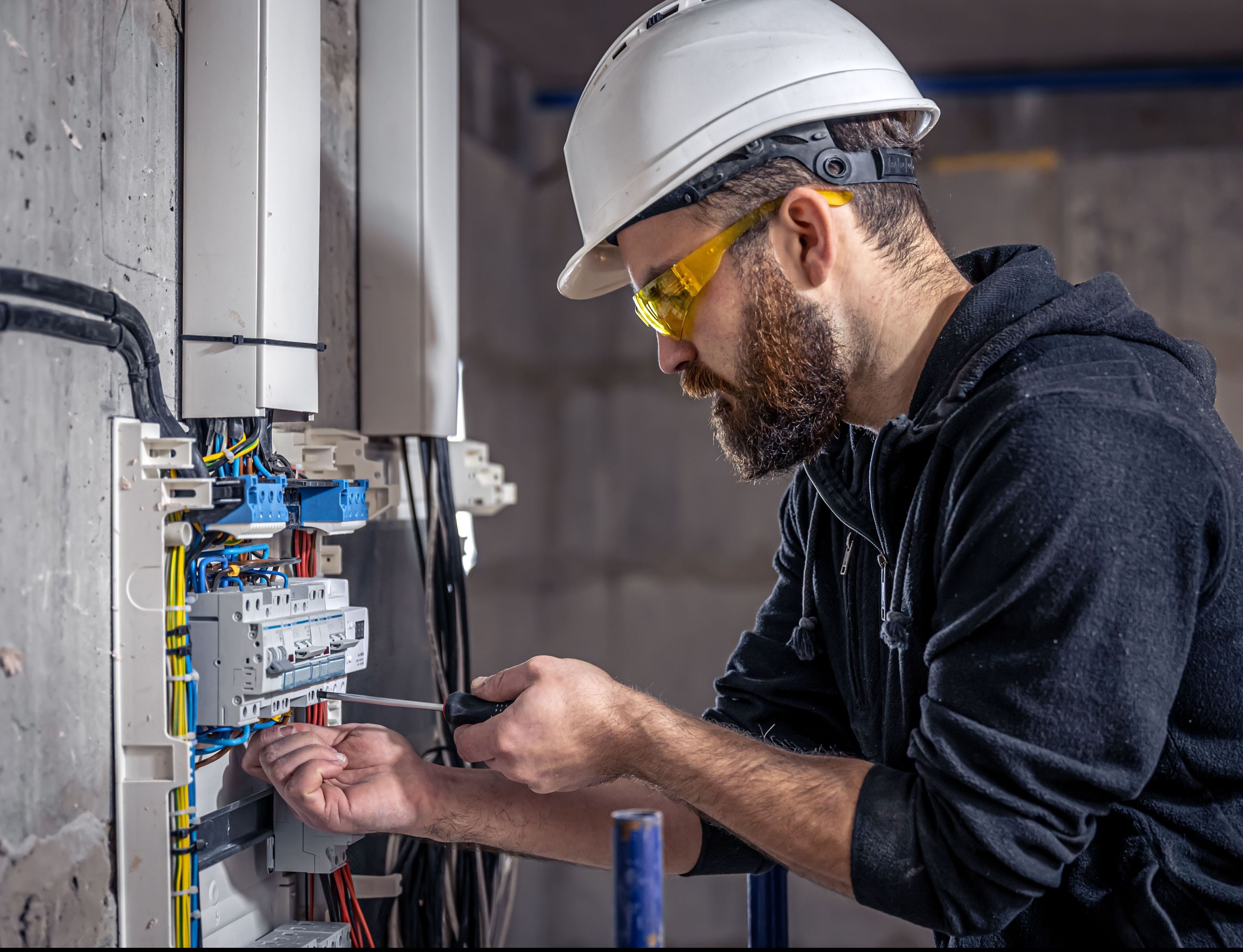 Elektriker bei der Installation