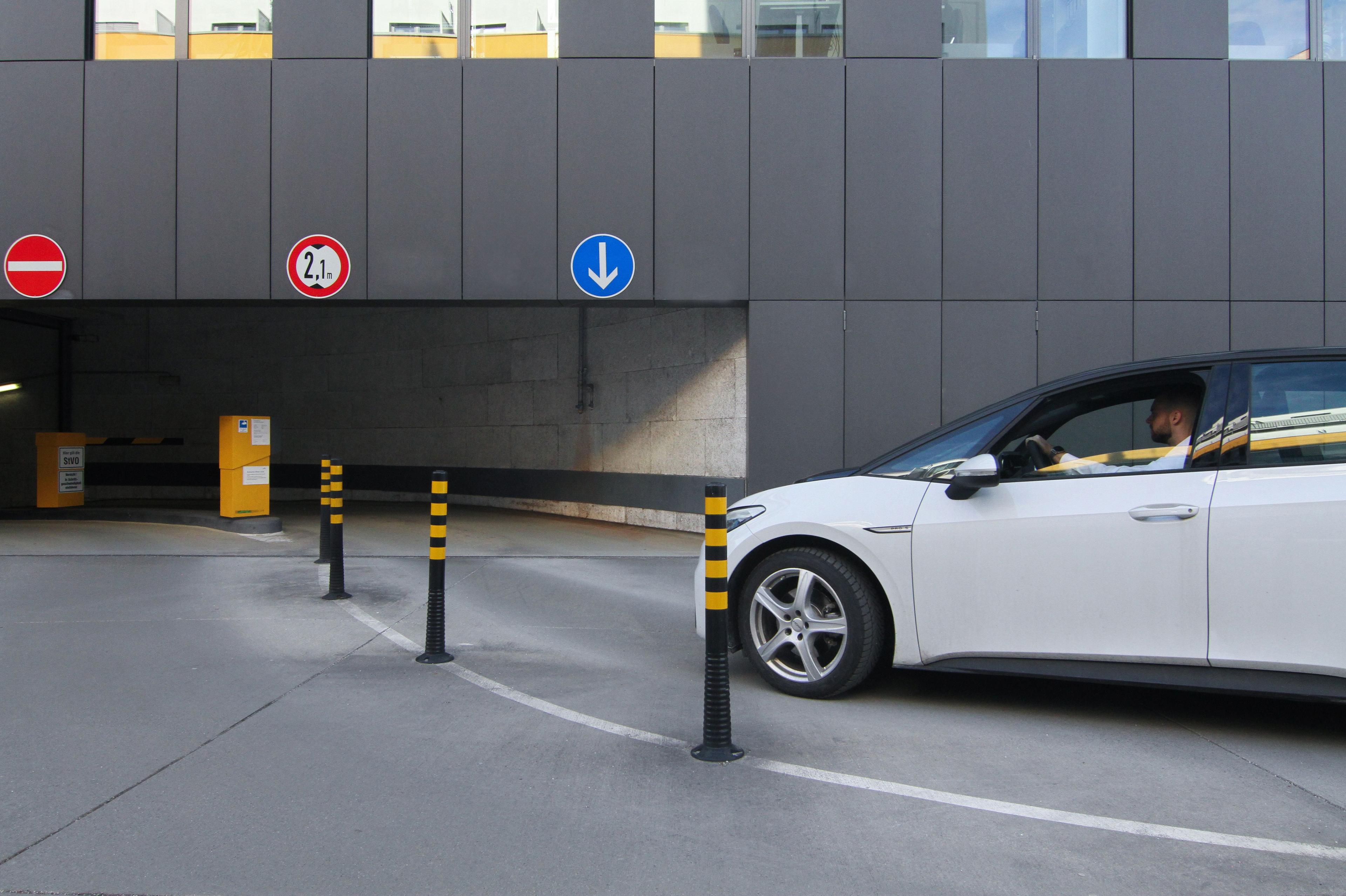 Außenaufnahme E-Auto fährt in Tiefgarage smarthouse nähe Ostbahnhof München
