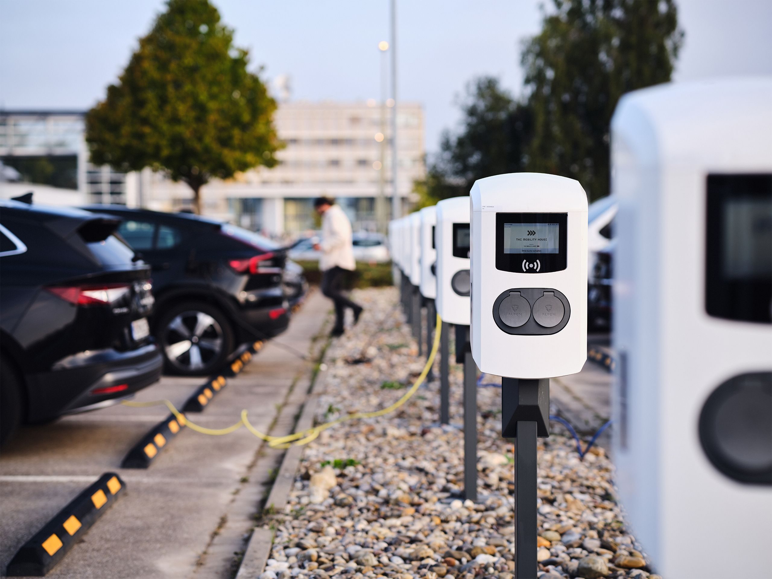 Ladestationen an Firmenparkplatz hintereinander gereiht