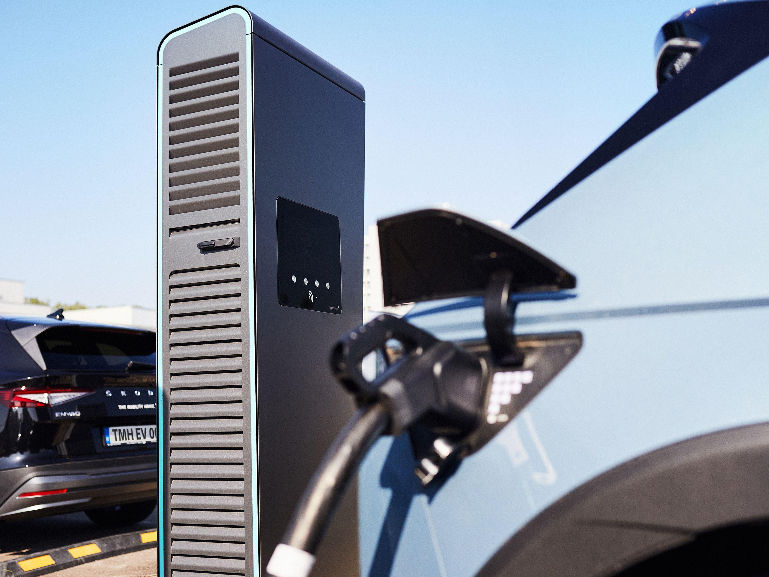 Ladendes E-Auto an einer Schnellladestation