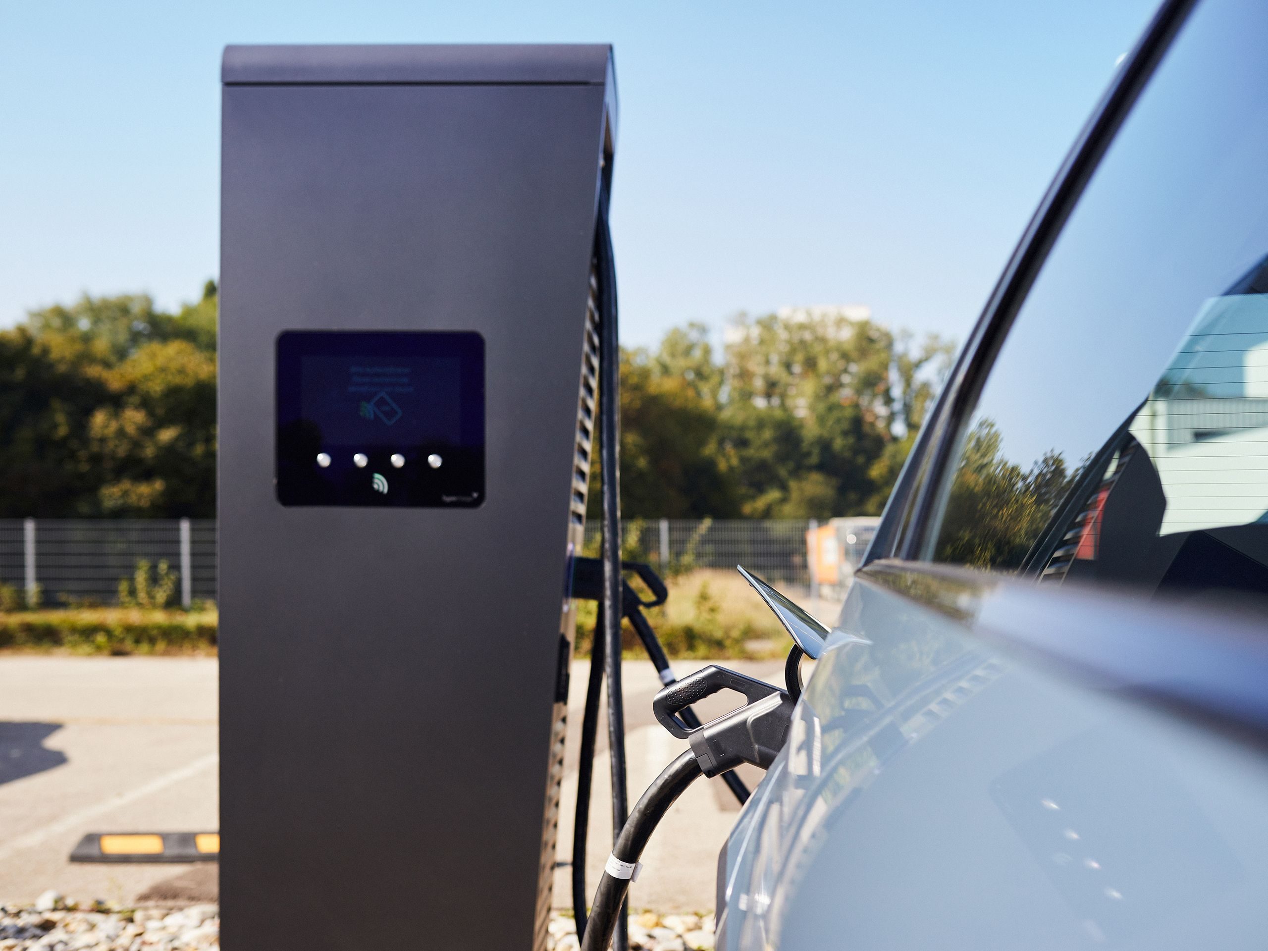 E-Auto lädt an Schnellladestation