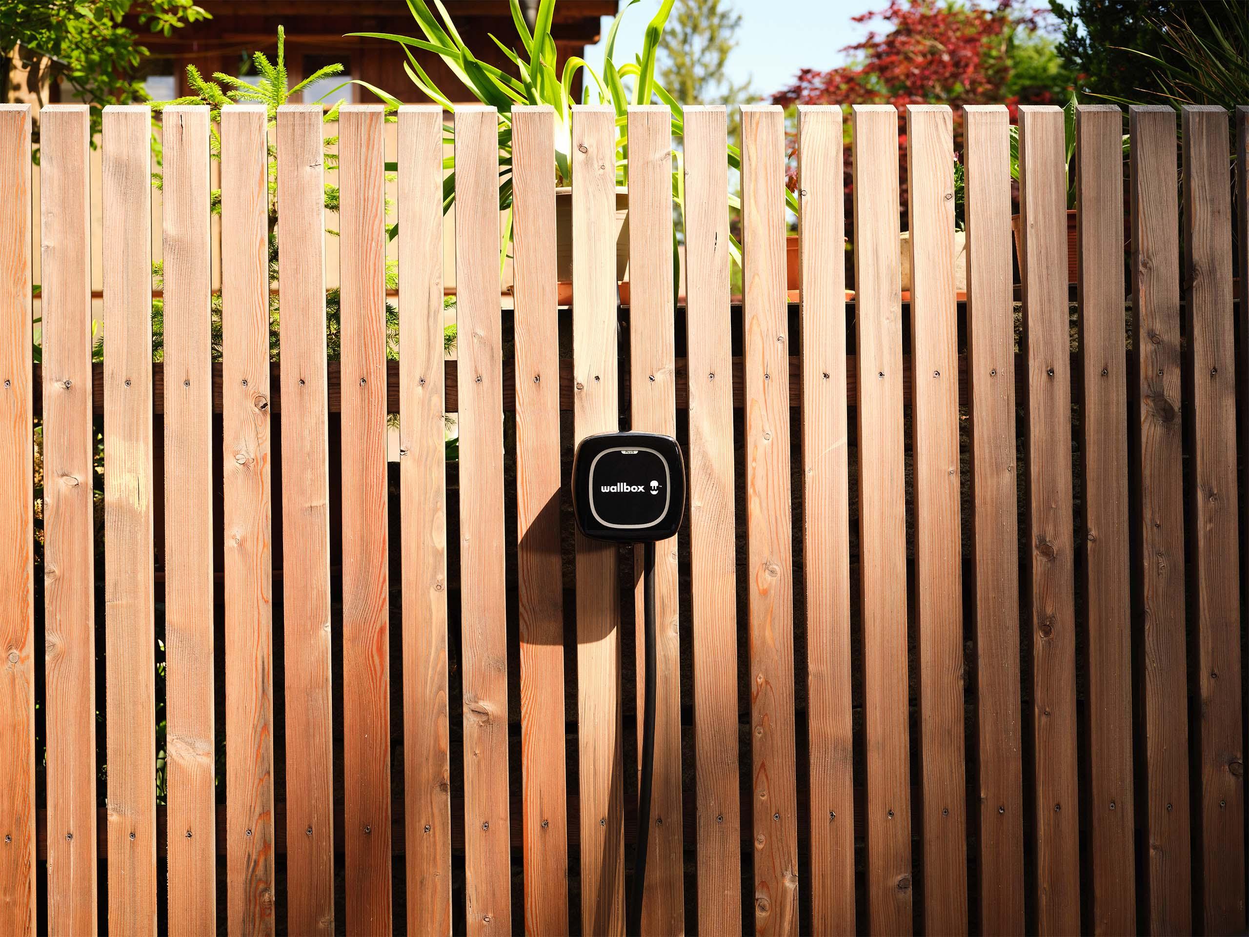 Wallbox hängt in der Einfahrt eines Hauses
