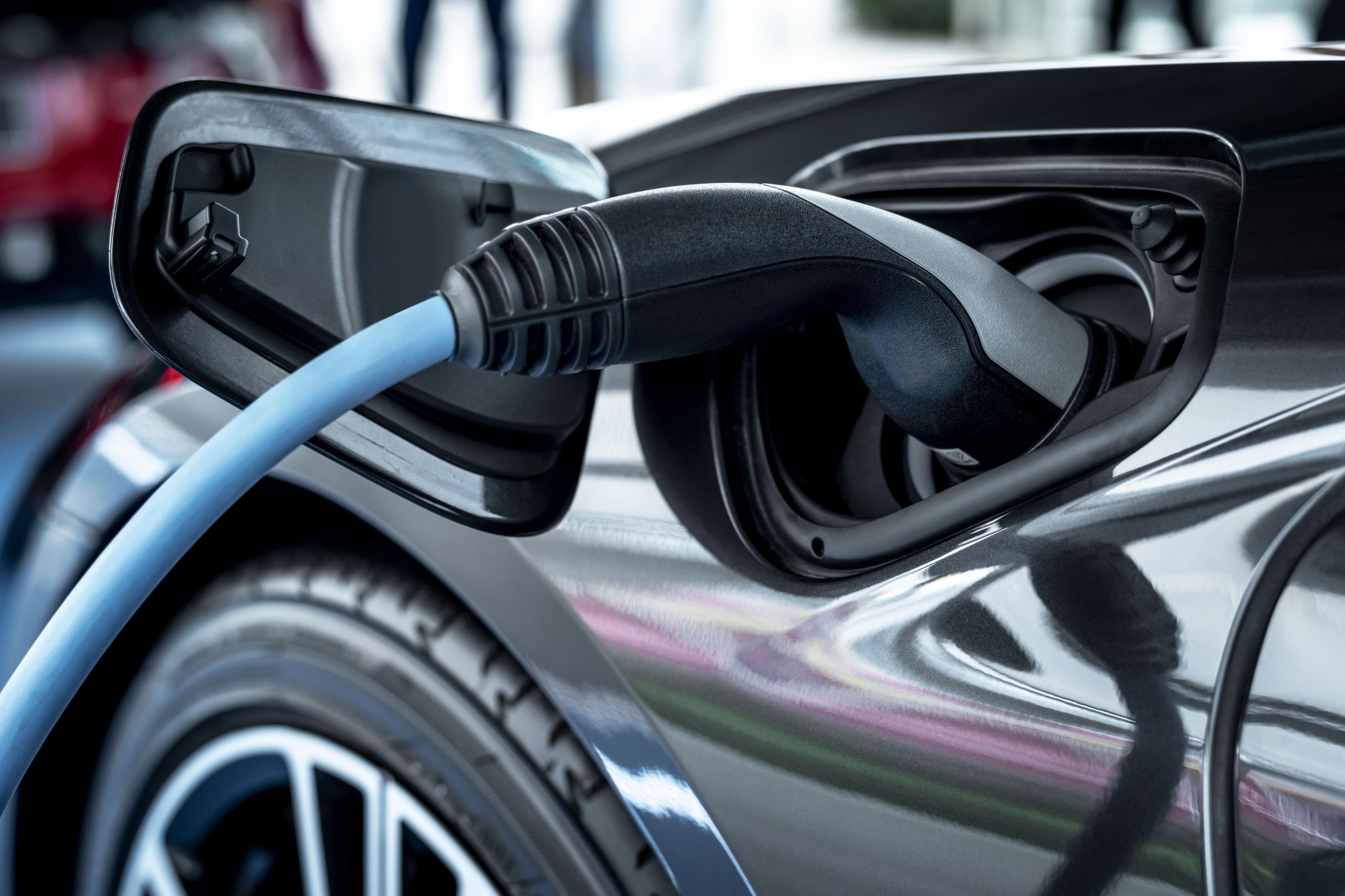 E-Auto an Ladestation
