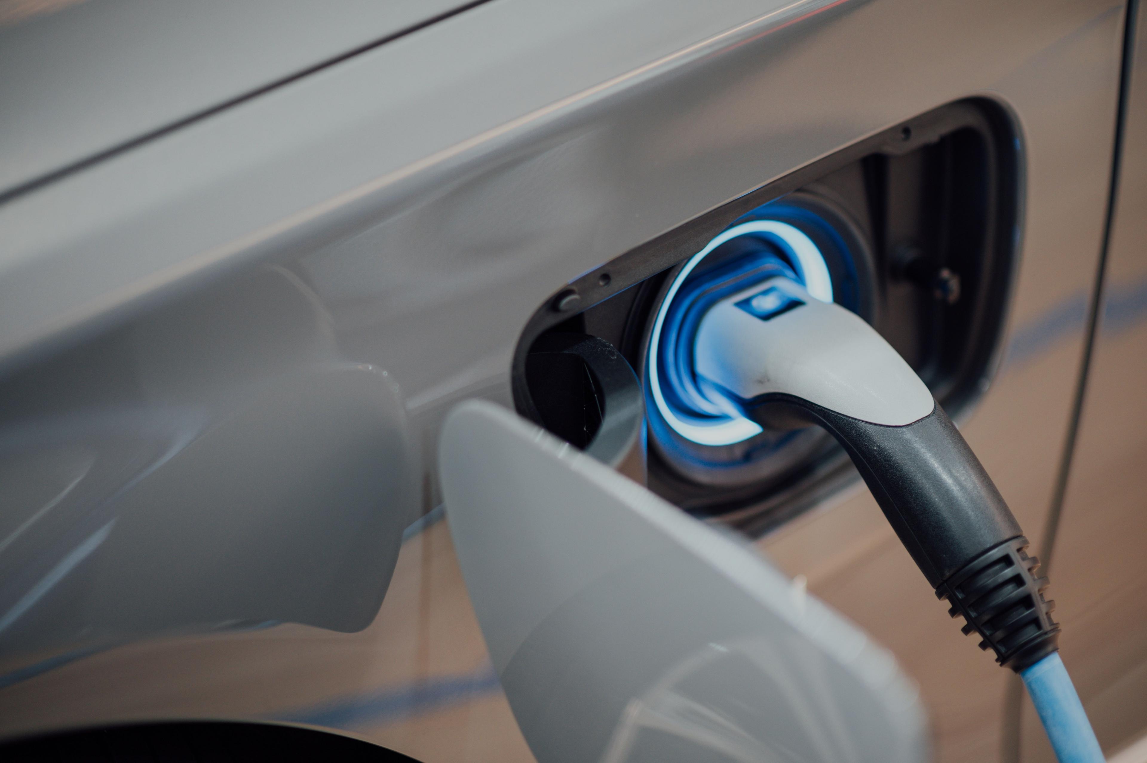 E-Auto lädt