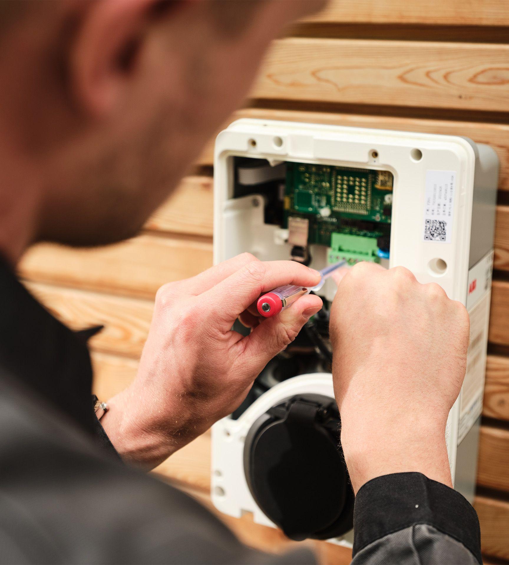 Elektriker bei der Installation einer Wallbox