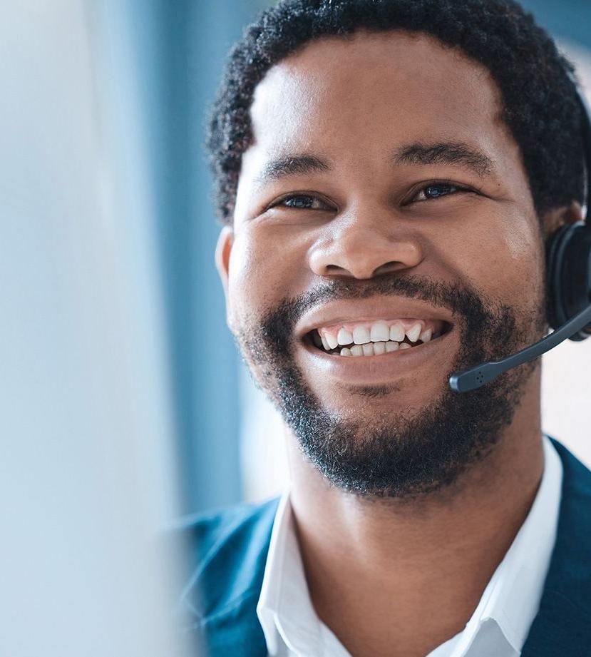 Mann telefoniert mit Kunde via Headset