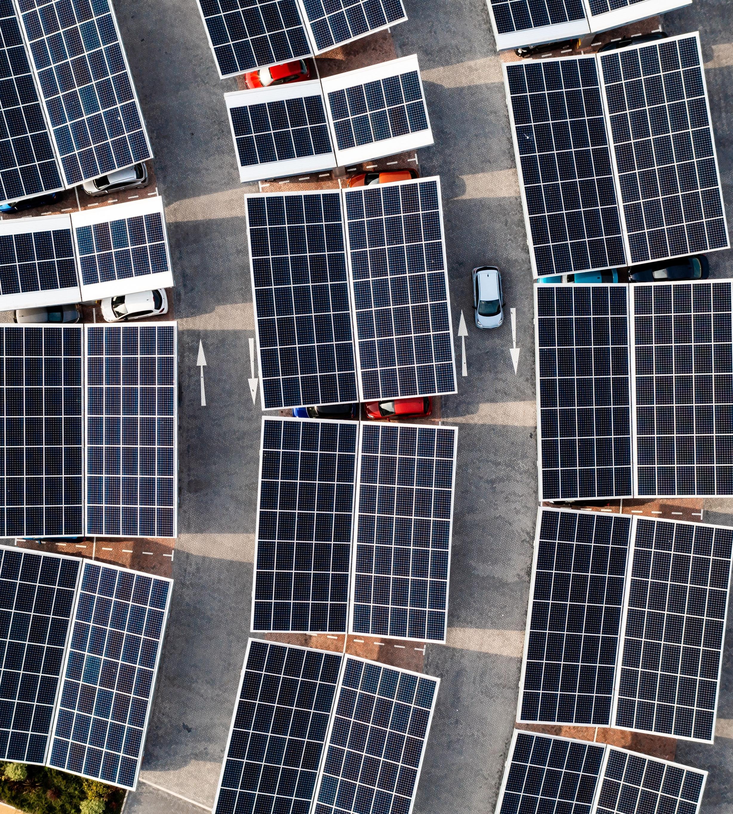 große PV Anlage auf Parkplatz