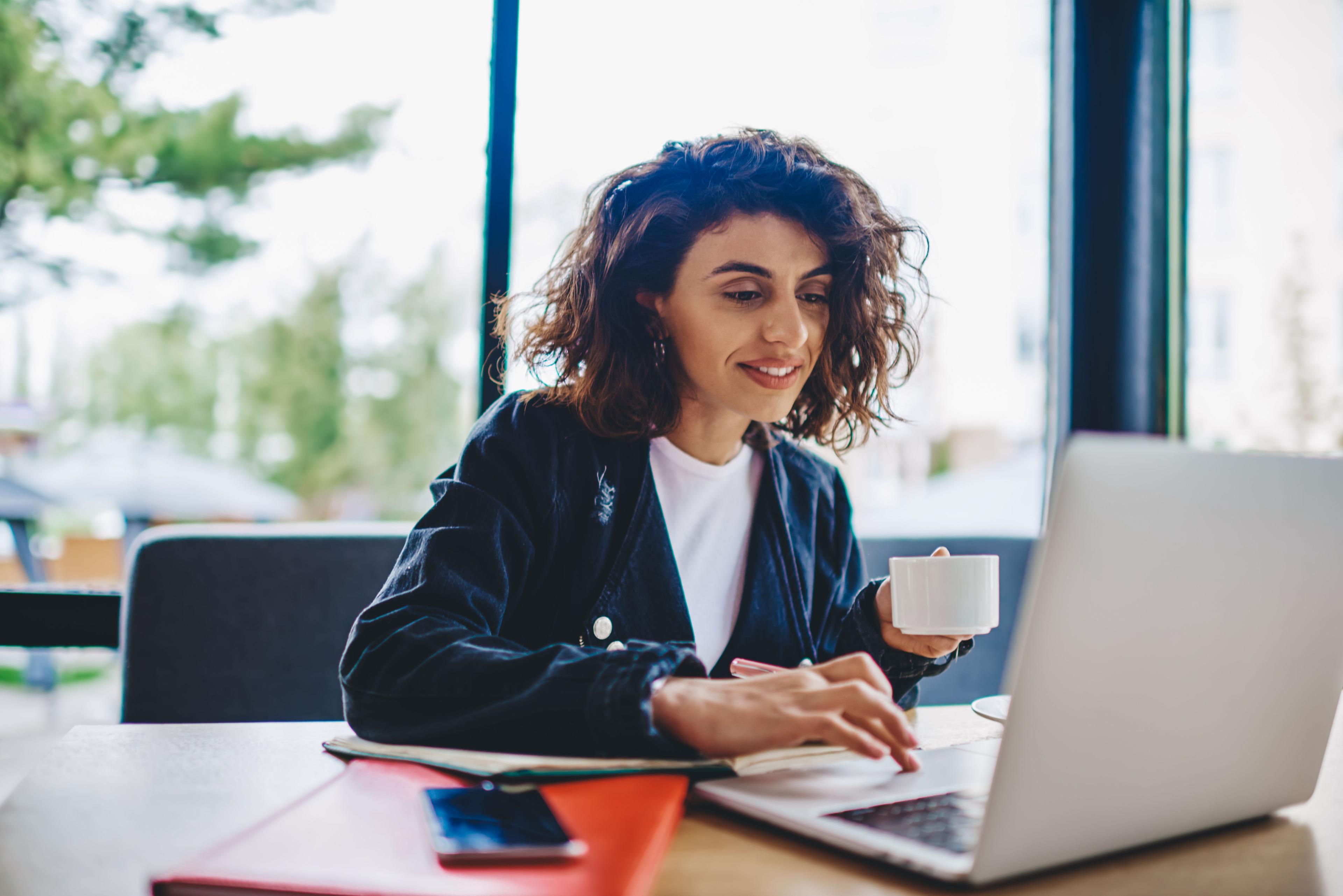 Frau beim Online-Shopping am Laptop