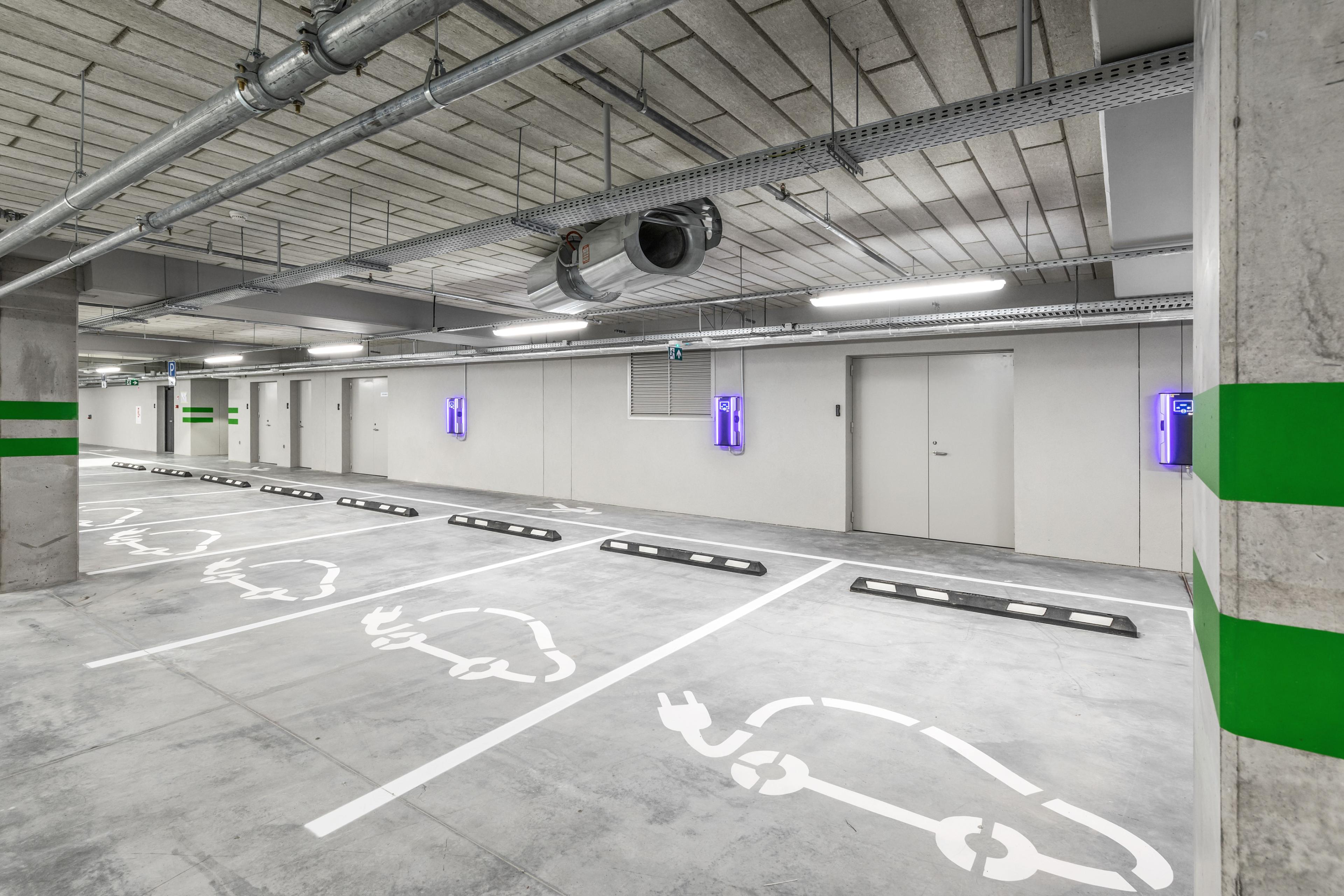 Tiefgarage mit Ladestationen