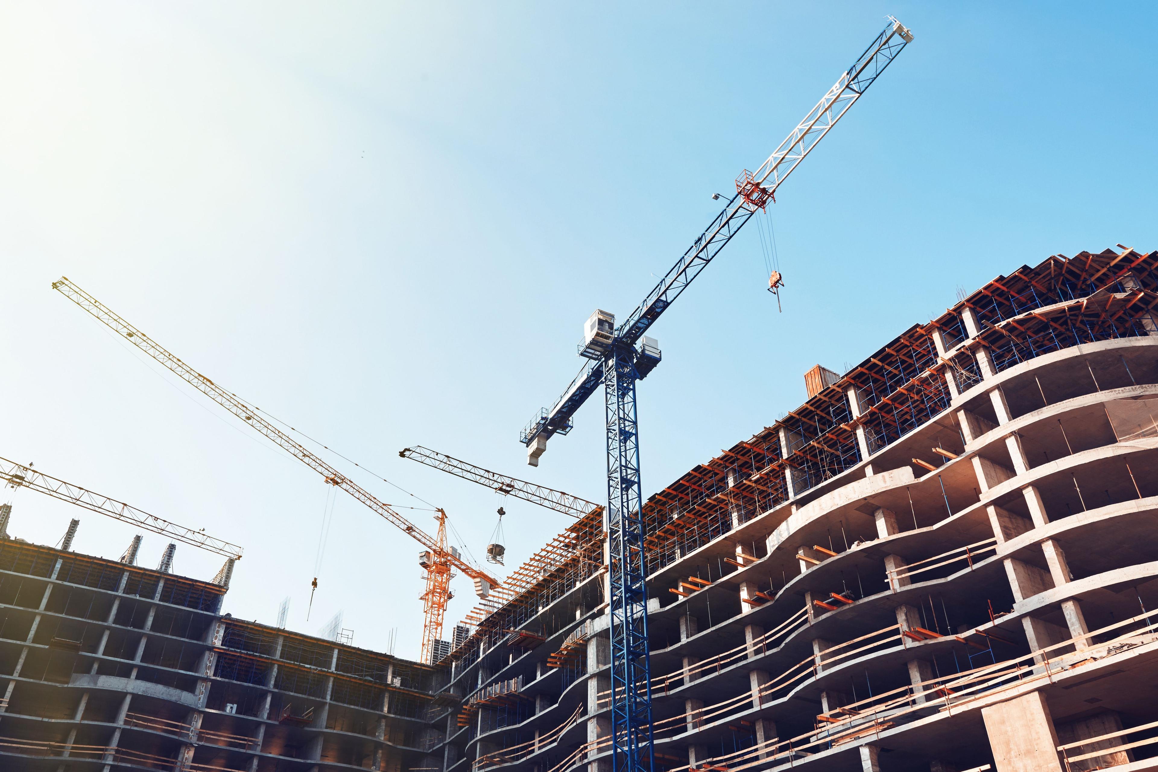 Kräne auf einer Immobilien-Baustelle